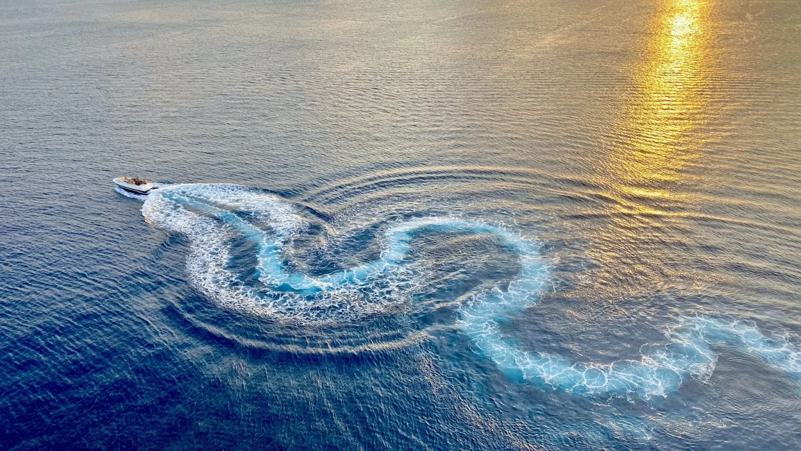 speed boat on an Ocean in Aruba
