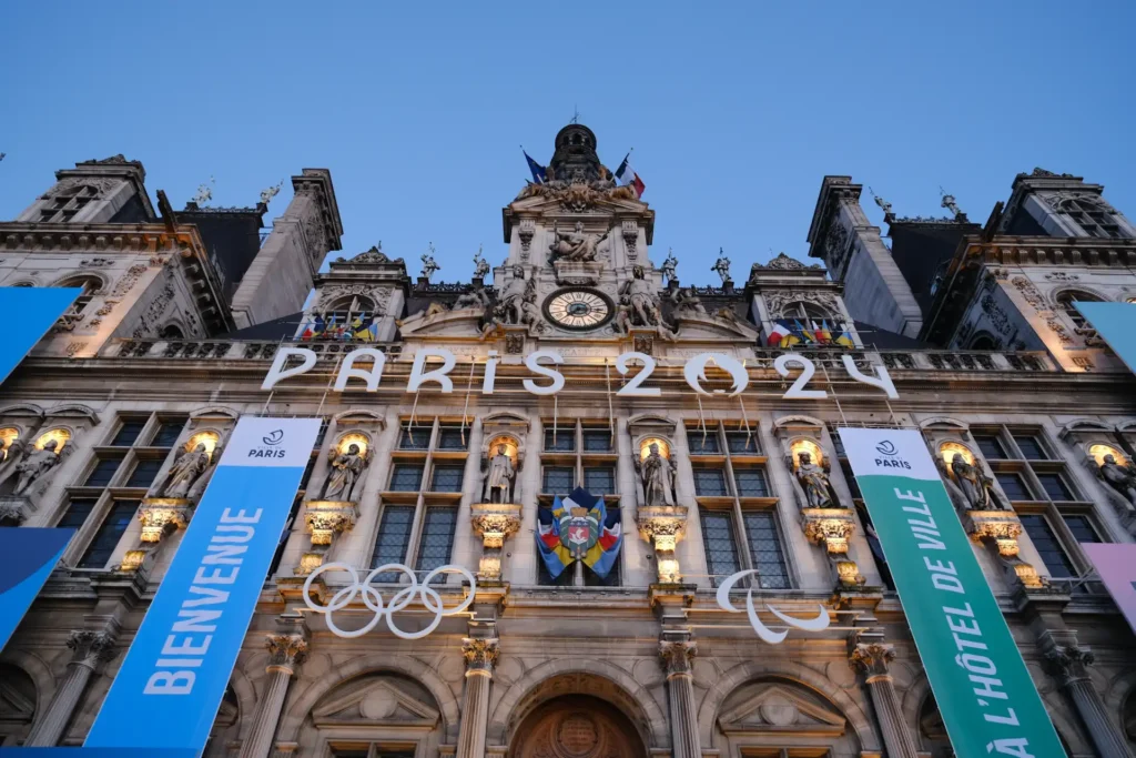 A close-up of the facade of the city hall of the French capital and the logo " Paris 2024" for the Olympic games.
