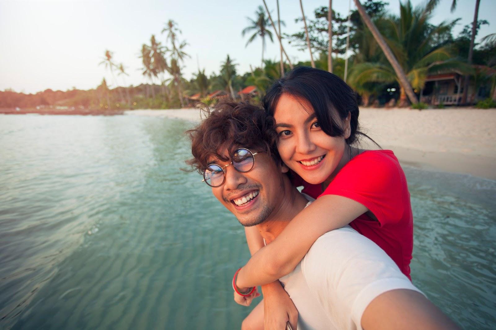 Traveller couple taking selfie